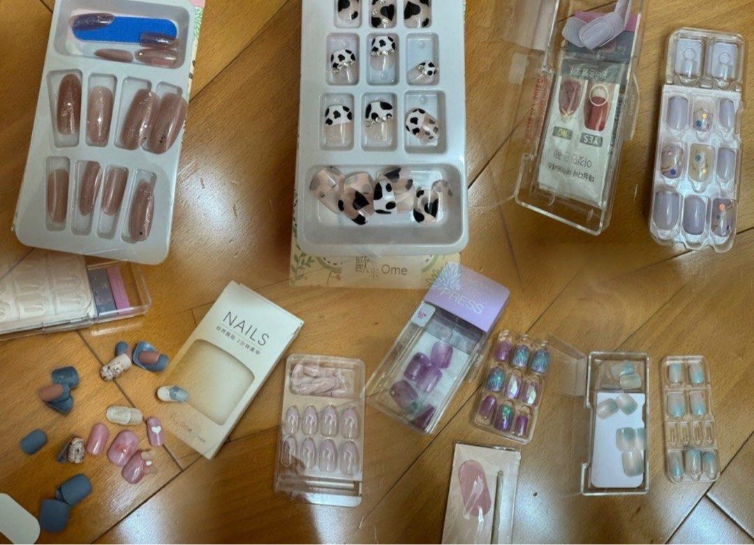 由 yen1031 (刊登 ID 1383897053，圖片 1) 提交，位於 新北市 (New Taipei) 的 美甲貼片全部帶走 (類別：美甲、手部保養)，說明：二手8成新。