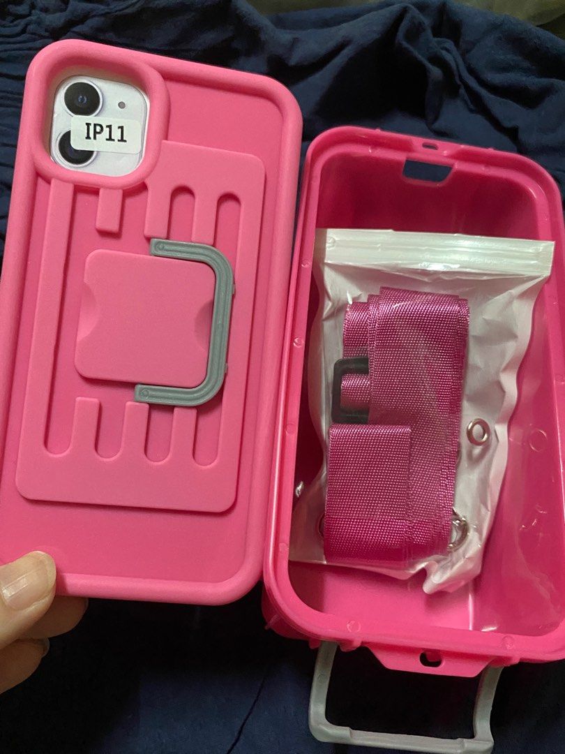 由 pony1314 (刊登 ID 1384048281，圖片 2) 提交，位於 台中市 (Taichung) 的 粉色小方盒 (類別：手機套及手機殻)，說明：全新未使用过 蓋子裝手機裡面可裝耳機、口紅⋯很方便加上 塑膠材質还有背肩帶 無刮傷，無摔过保持外盒，外盒包裝紙壞損 🚫完美主義者勿擾 手機款型號 iPhone 11 才可以使用。