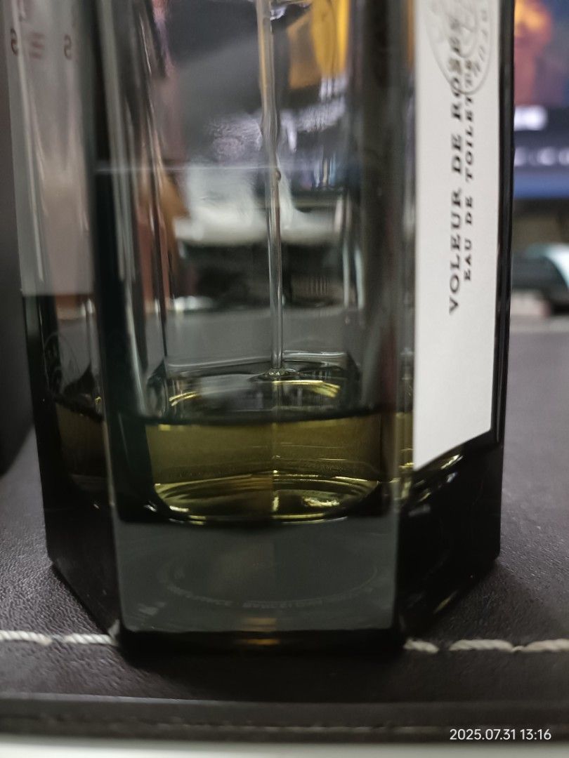 由 joycelee66 (刊登 ID 1383904482，圖片 2) 提交，位於 高雄市 (Kaohsiung) 的 （二手）阿蒂仙之香 小偷玫瑰 100ml (類別：香水、體香劑)，說明：二手 餘量紅線處（無法告知ml,請自行判斷） 2021年/11月製造。