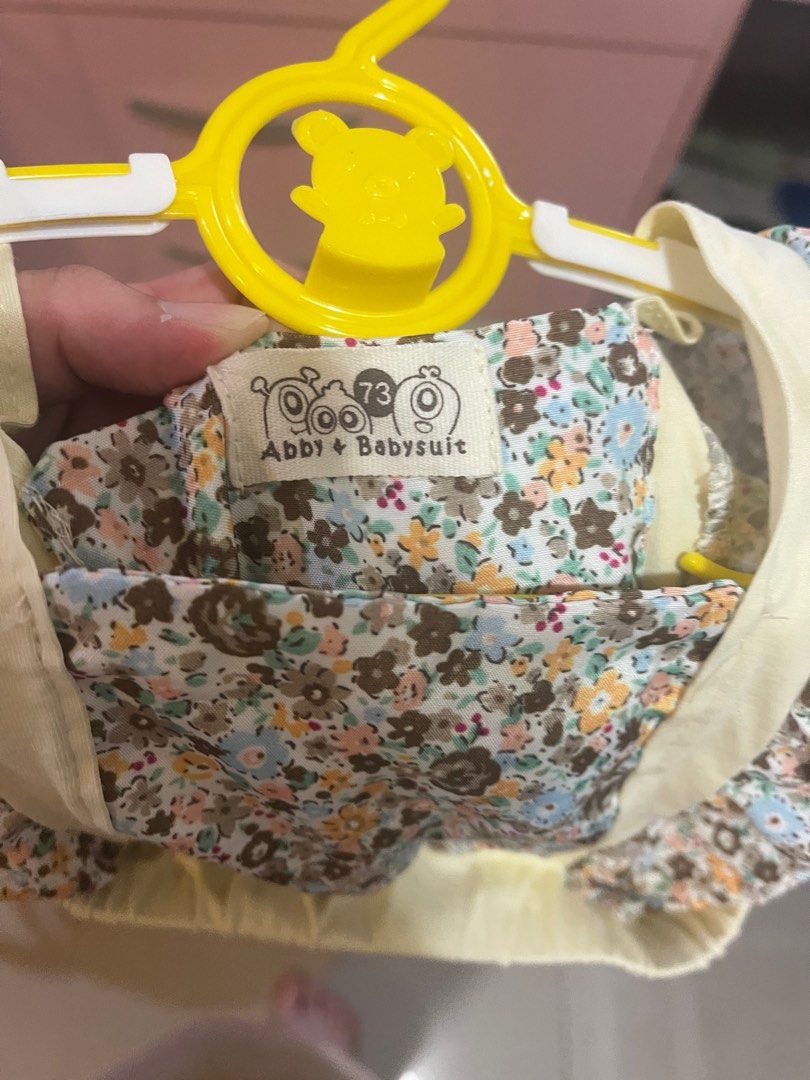 由 ihelen_5566 (刊登 ID 1384004143，圖片 2) 提交，位於 台中市 (Taichung) 的 兩件式吊帶碎花 包屁衣 （73） (類別：嬰兒及兒童流行時尚)，說明：。