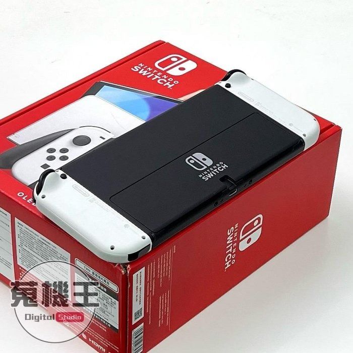 由 winson999888 (刊登 ID 1383945927，圖片 1) 提交，位於 台北市 (Taipei) 的 【蒐機王】任天堂 Switch OLED 遊戲掌機 白色【可用舊3C折抵購買】D4785-S (類別：Nintendo 任天堂)，說明：【商品貨號】D4785 【名稱】任天堂 Switch OLED 遊戲掌機 【顏色】白色 【品相描述】外觀良好 【新舊程度】中古品 / 90%新 【保固狀態】店家責任保固七天 【配件說明】原廠盒裝、Joy-con腕帶*2、Joy-con握把、底座、HDMI線、充電器 【NCC認證碼】CCAH21LP4360T0 【BSMI商檢字號】N/A 【賣場管理代碼】03 -------------------------------------- 【商品狀態分級說明】 ● 100%新 = 全新未拆封新品 ● 95%新 = 機況如新品一般 ● 90%新 = 僅些許使用小痕跡 ● 85%新 = 外觀有較明顯痕跡 ● 80%新 = 外觀較重的使用痕跡 ●