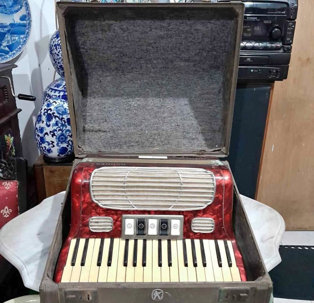Accordion Horner II M Buatan Jerman (Trossingen) Tahun produksi: 1960 -1962. Normal. (Kategori: Furnitur Antik) berada di Surakarta. Dikirim oleh mukenakugrosir (ID iklan 1383988000, Gambar 1). Deskripsi: .