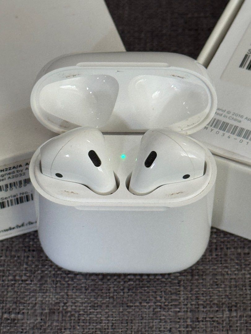 Apple Airpods 2nd generation (Category: Earphones) located in San Mateo. Submitted by summerph (Listing ID 1383944802, Image 1). Description: Apple AirPods 2nd Generation With issue: Left airpod disconnects from time to time .