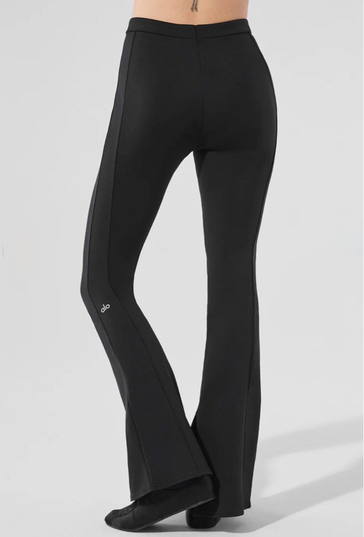 Alo Yoga High-Waist Zip It Flare Legging (Category: Activewear) located in Singapore. Submitted by shan51758 (Listing ID 1384020792, Image 1). Description: - Size XS (US 2) - Black - Used once, condition like new - Meet up at Tanjong Pagar MRT station .