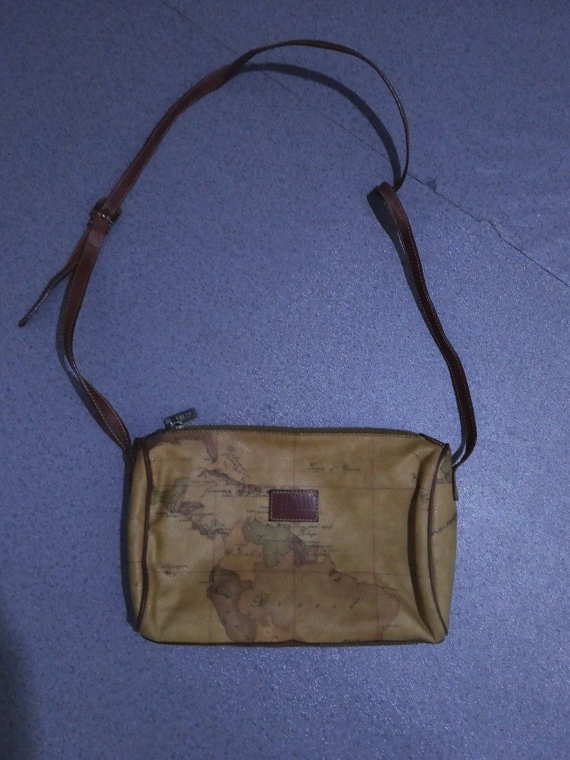 Alviero Martini Map Bag (Category: Luxury Bags & Wallets) located in General Santos City (Dadiangas). Submitted by yawords (Listing ID 1383938666, Image 1). Description: .