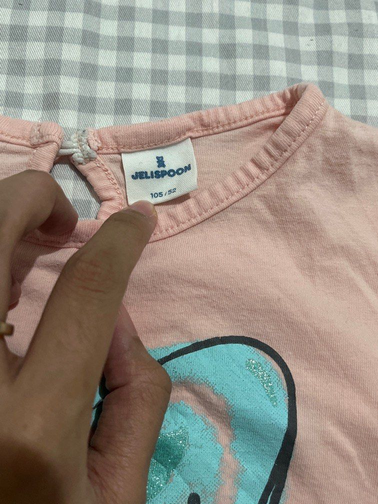 Atasan jelispoon (Kategori: 1 hingga 3 tahun) berada di Bekasi. Dikirim oleh wondershop05 (ID iklan 1384017979, Gambar 2). Deskripsi: No minuss yah masih bagus bgt Sablonnya aman ada sedikiiit bgt kyk sablon lengket tp ga mengganggu Ukuran 2 -3 thn Pesen oren bisa Pengiriman jne only.