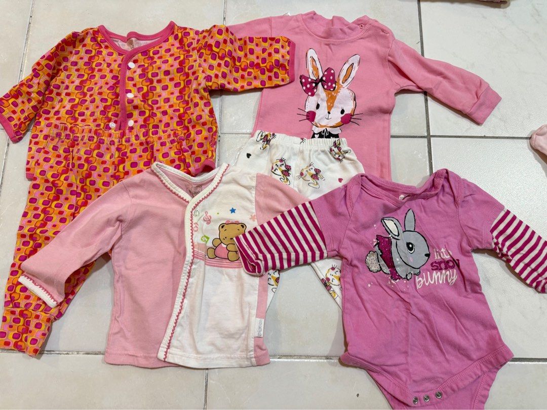 Baby girl cloth (0-6 months) (Category: Babies & Kids Fashion) located in Petaling Jaya. Submitted by winnieoyf (Listing ID 1383942538, Image 1). Description: .