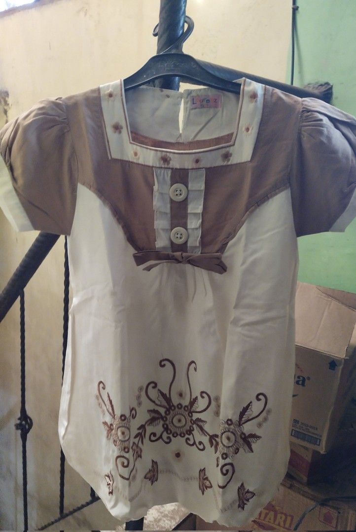 Baju anak lourenz kids (Kategori: 8 hingga 12 tahun) berada di Tangerang. Dikirim oleh clb_pipsqueak (ID iklan 1384011293, Gambar 1). Deskripsi: model bawahnya itu kayak ada karetnya jadi bisa ngembang bajunya, buat detail nanti di chat aja.
