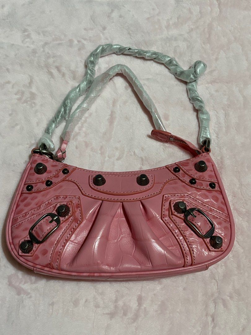 Balenciaga Le Cagole XS (Category: Luxury Bags & Wallets) located in Las Pinas. Submitted by glittermoon26 (Listing ID 1384034569, Image 1). Description: Selling my Balenciaga Le Cagole XS for super low price Rarely used - only 3x since bought Pristine condition, have wrapped the chain and long strap every after use para iwas gasgas. With box, dust bag and care card. Rfs: too many bags, need magbawas Let me know your tawad price, baka naman pwede