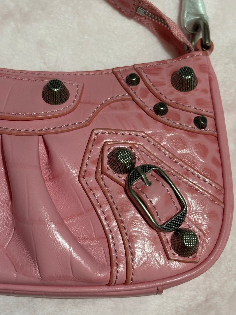 Balenciaga Le Cagole XS (Category: Luxury Bags & Wallets) located in Las Pinas. Submitted by glittermoon26 (Listing ID 1384034569, Image 3). Description: Selling my Balenciaga Le Cagole XS for super low price Rarely used - only 3x since bought Pristine condition, have wrapped the chain and long strap every after use para iwas gasgas. With box, dust bag and care card. Rfs: too many bags, need magbawas Let me know your tawad price, baka naman pwede