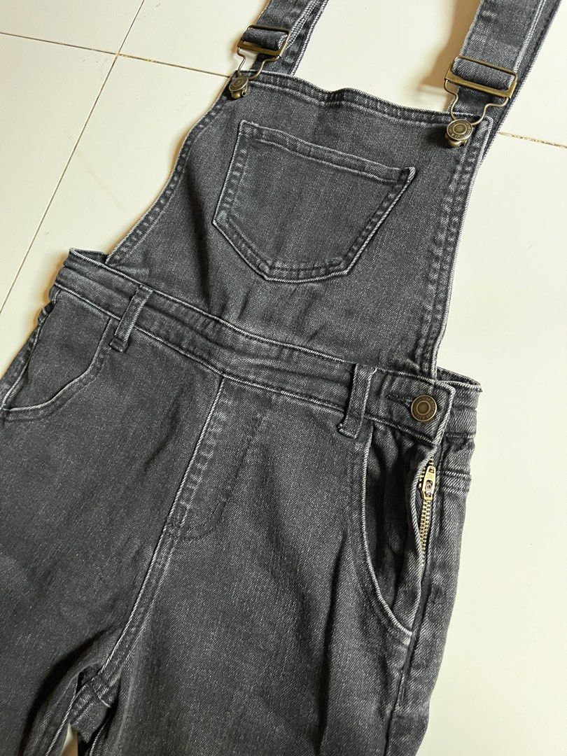 Black Denim Overalls (Category: Other Bottoms) located in Tacloban City. Submitted by priv_ (Listing ID 1383929648, Image 2). Description: Black Denim Overalls Used once 🖤 W:23”-25” Mop: Gcash Loc: Tacloban City ₱400+sf .