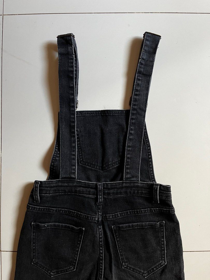 Black Denim Overalls (Category: Other Bottoms) located in Tacloban City. Submitted by priv_ (Listing ID 1383929648, Image 3). Description: Black Denim Overalls Used once 🖤 W:23”-25” Mop: Gcash Loc: Tacloban City ₱400+sf .