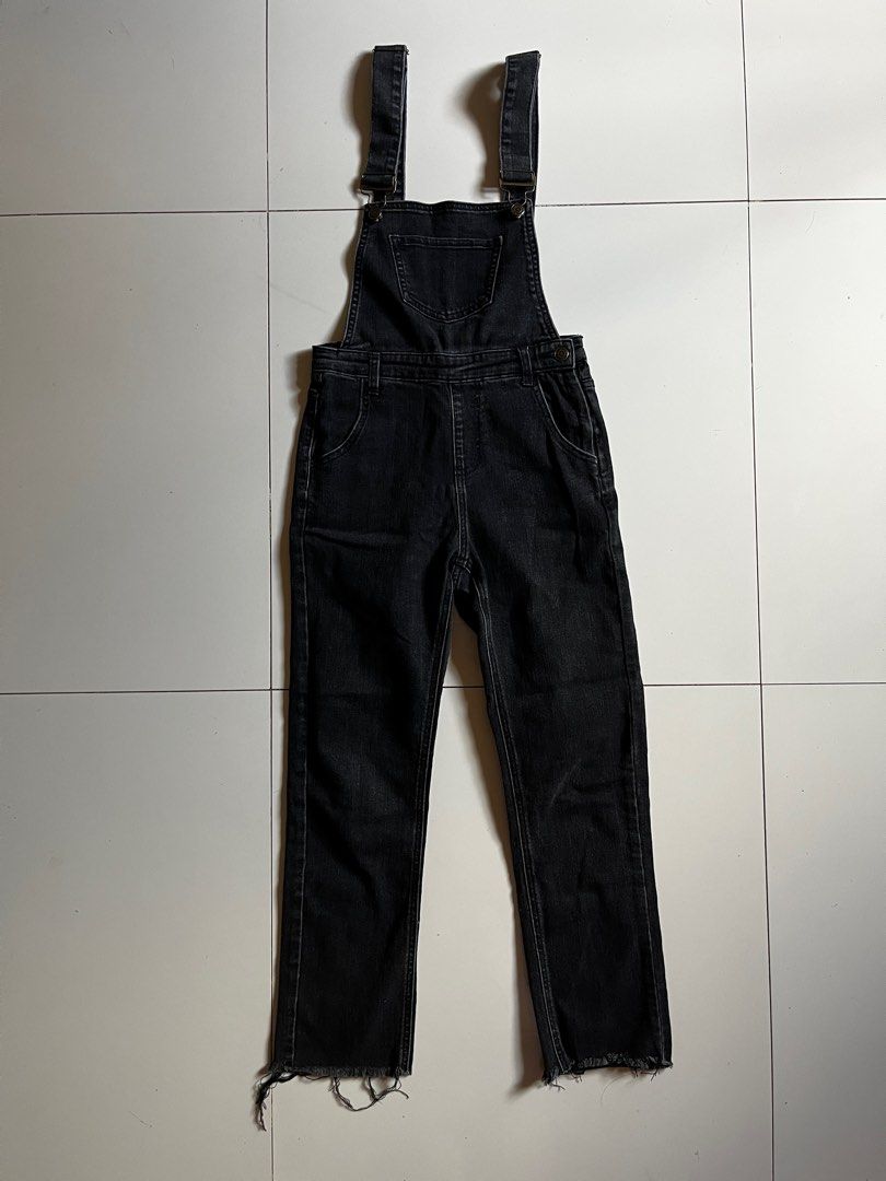 Black Denim Overalls (Category: Other Bottoms) located in Tacloban City. Submitted by priv_ (Listing ID 1383929648, Image 1). Description: Black Denim Overalls Used once 🖤 W:23”-25” Mop: Gcash Loc: Tacloban City ₱400+sf .
