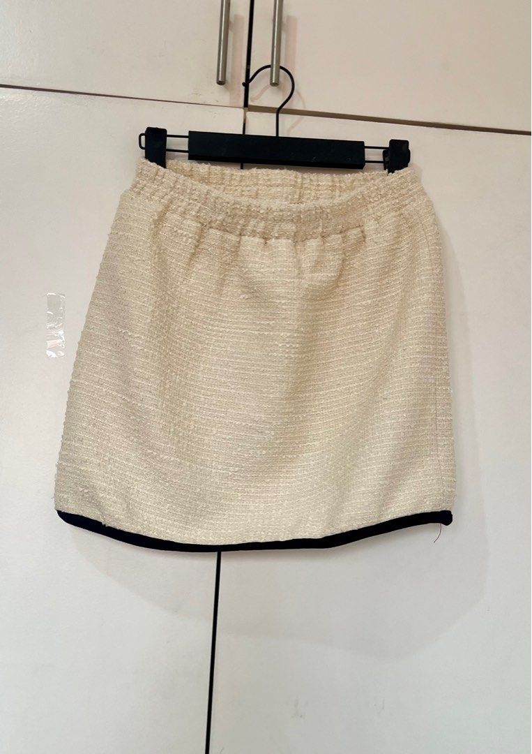 BNEW Cream Tweed Skirt (Category: Skirts) located in Muntinlupa City. Submitted by bisous.ph (Listing ID 1383877306, Image 1). Description: - Can fit 28 waistline, can fit up to M. Stretchable material - Color may vary slightly due to lighting - Brand new Location: Muntinlupa MOP: Gcash, BPI Shipping c/o buyer: Grab, Lalamove, Gogo Xpress No Sh0pee checkout.