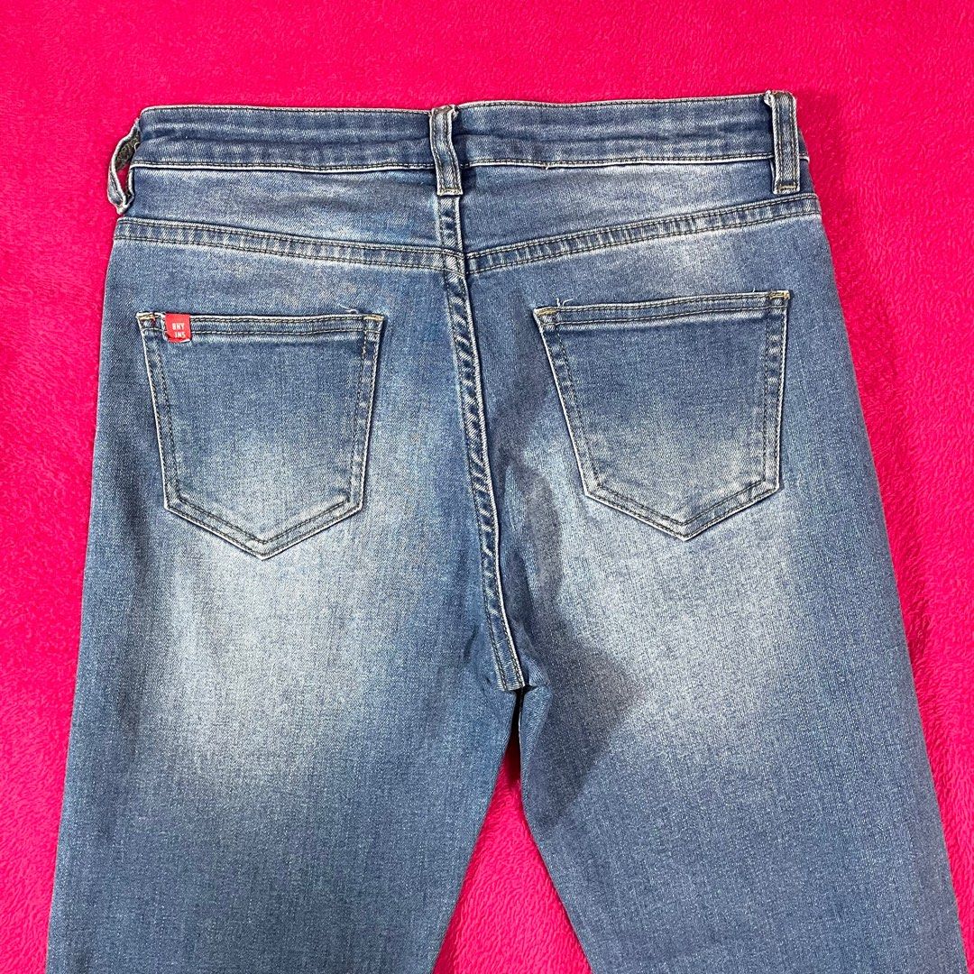 BNY High Waisted Blue Cigarette Jeans (Category: Jeans) located in Davao. Submitted by ourlovedthing (Listing ID 1383918717, Image 3). Description: Flattering! Waistline: 26-27 inches (25 on tag) Hips: 31-32 inches Length: 36 inches Fits Sizes: XXS to M; see photos for measurements Condition: 10/10 (no flaws & in great condition) Please manage your expectations as this is a preloved item. What you see is what you get. Flaws are stated, otherwise 