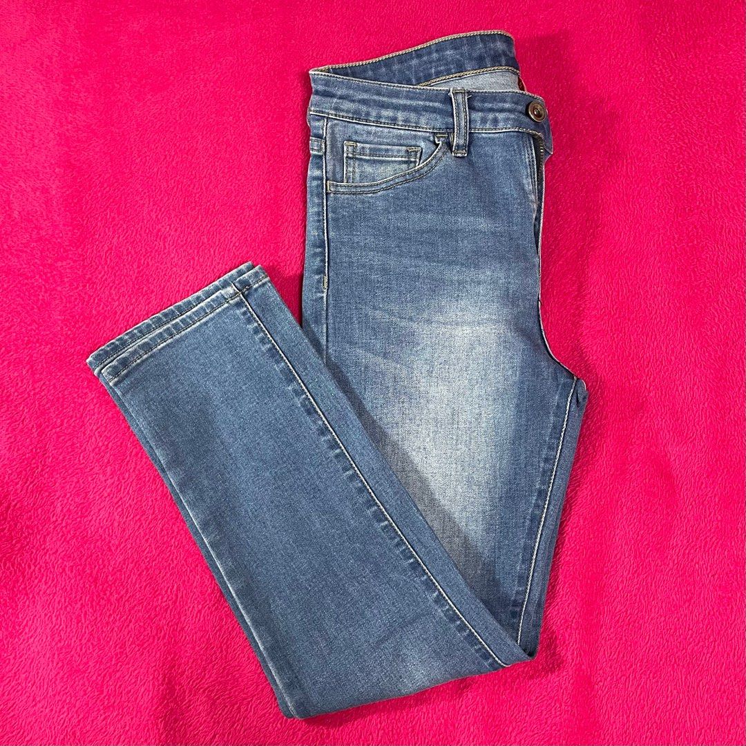 BNY High Waisted Blue Cigarette Jeans (Category: Jeans) located in Davao. Submitted by ourlovedthing (Listing ID 1383918717, Image 1). Description: Flattering! Waistline: 26-27 inches (25 on tag) Hips: 31-32 inches Length: 36 inches Fits Sizes: XXS to M; see photos for measurements Condition: 10/10 (no flaws & in great condition) Please manage your expectations as this is a preloved item. What you see is what you get. Flaws are stated, otherwise 