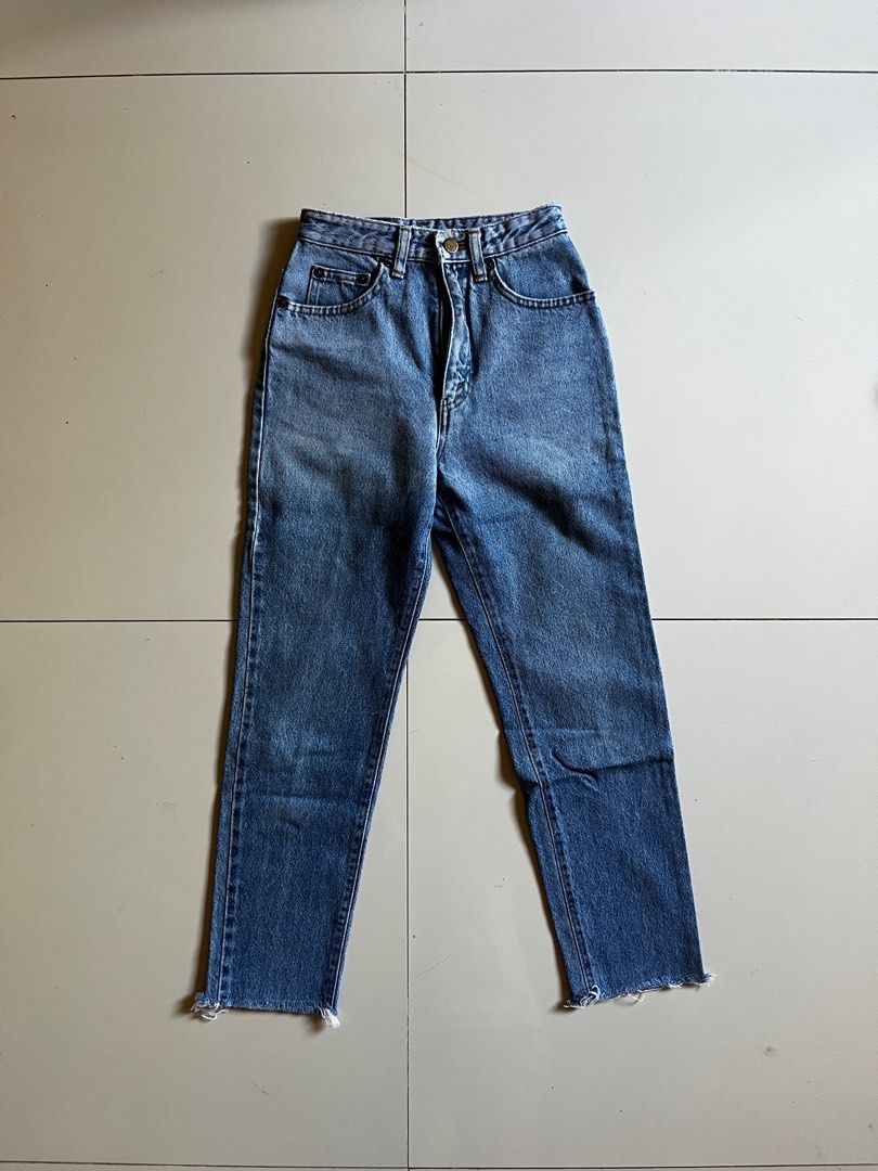 Bobson Mom Jeans (Category: Jeans) located in Tacloban City. Submitted by priv_ (Listing ID 1383922626, Image 1). Description: Bobson Pro Mom Jeans Fav!! 🩶 W: 23” Non stretch hard denim Mop: gcash Loc: Tacloban City ₱400+sf.