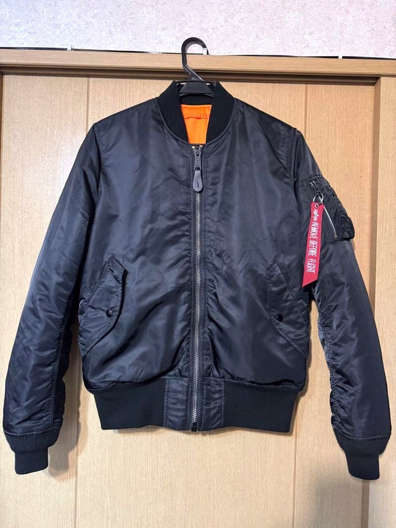 Bomber Jacket （分類：外套及戶外衣服）位於 Hong Kong。 由 Yy_5252 提交（商品編號 1383972230，圖片 1）。簡介： 。