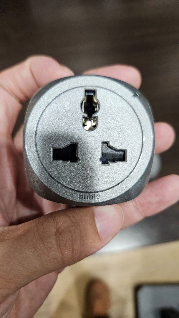 Bubiq Universal Travel Adapter63226707447042112