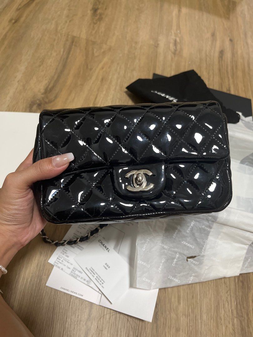 Chanel class flap23 漆皮 （分類：手袋及銀包）位於 Hong Kong。 由 arsiu111376589 提交（商品編號 1384039614，圖片 3）。簡介： 閑置多年少用 購自香港機場 有盒有單 沒有卡可陪驗。