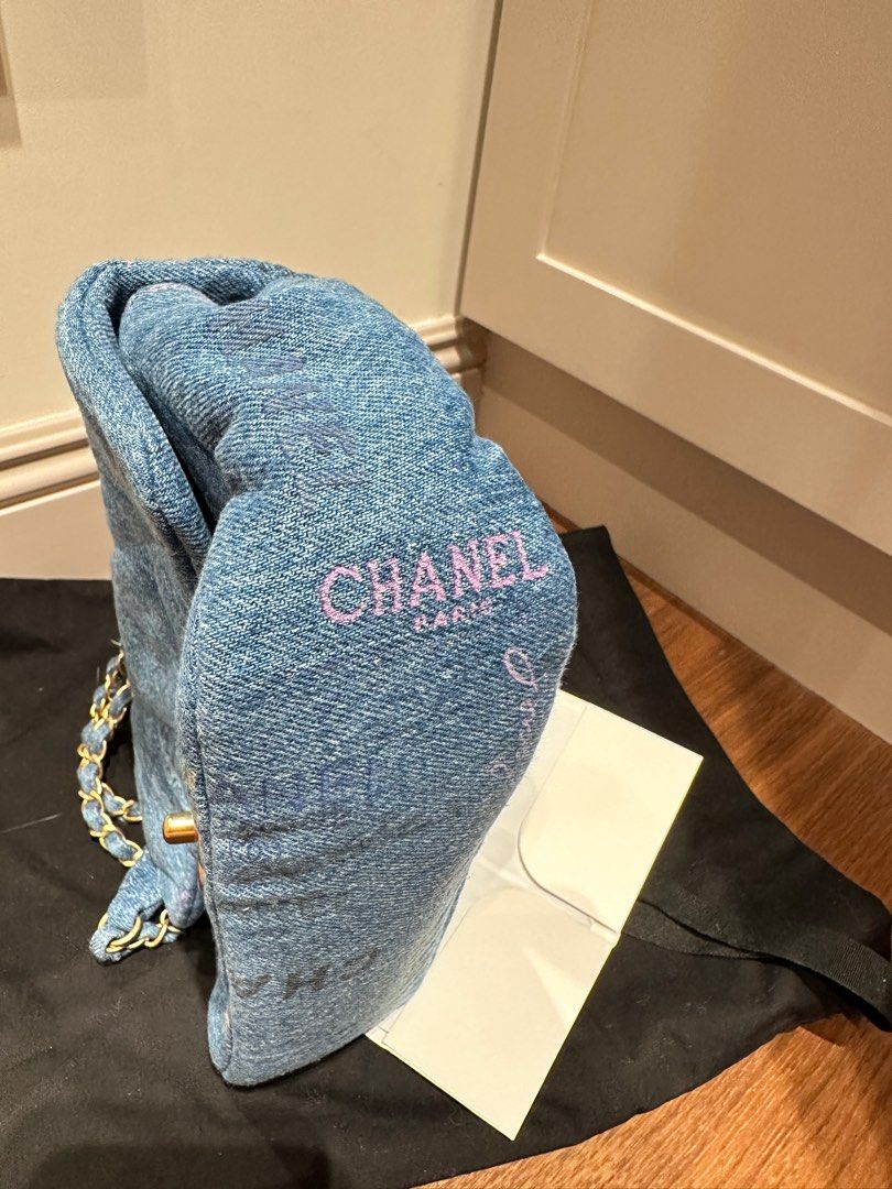 Chanel Denim Flap Bag （分類：手袋及銀包）位於 Hong Kong。 由 totticat 提交（商品編號 1384033347，圖片 3）。簡介： Denim Flap Bag used few times Comes with box, dust bag, receipt 。
