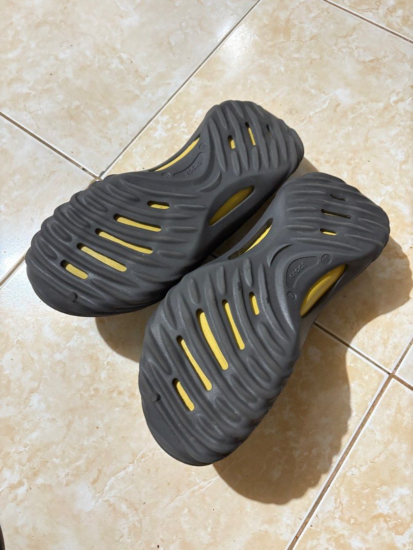 Crocs ECHO WAVE Clogs/Slides in Black Sand (Category: Slippers & Slides) located in Manila. Submitted by andreaxxw (Listing ID 1383912563, Image 3). Description: Used twice and is still in great condition (like new) bought at footlocker UPTC Size 11 Loc: Sampaloc Manila, can do meet up if kaya….