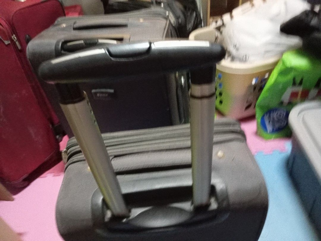 Echolac luggage small (Category: Luggage) located in Makati City. Submitted by qwerty1026 (Listing ID 1383894433, Image 3). Description: issue: di na maibaba ung handle.