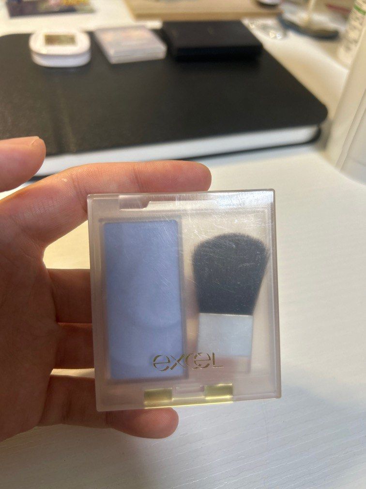 由 absolutelyabbbby (刊登 ID 1384034263，圖片 1) 提交，位於 台北市 (Taipei) 的 excel 腮藍SB01 (類別：化妝品)，說明：excel 腮藍SB01 用過5-7次，粉體有被我不小心ㄎㄠ到的地方（圖2示） 刷子因為沒有用過，所以就留著了（有洗過一次） 和賣場其他東西一起買，皆可以議價。