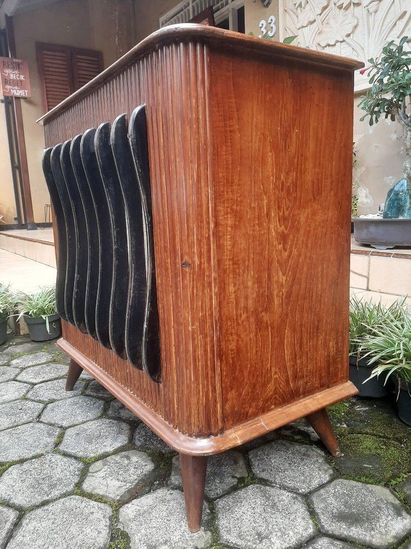 Fo P Jawa - Salon jengki lawas art deco kayu jati (Kategori: Furnitur Antik) berada di Sokaraja. Dikirim oleh Sunan_Bengong (ID iklan 1383903831, Gambar 3). Deskripsi: Box salon jengki vintage art deco. Box salon jadul terbaik yg pernah sy dapat dari sebelum2nya, baik model maupun kondisinya. Kondisi cakep, plistur orisinil, hanya dipoles biar kinclong lg. Minim repair, kain dan tutup belakang sdh gantian. Material kayu jati. Tanpa speaker, loban