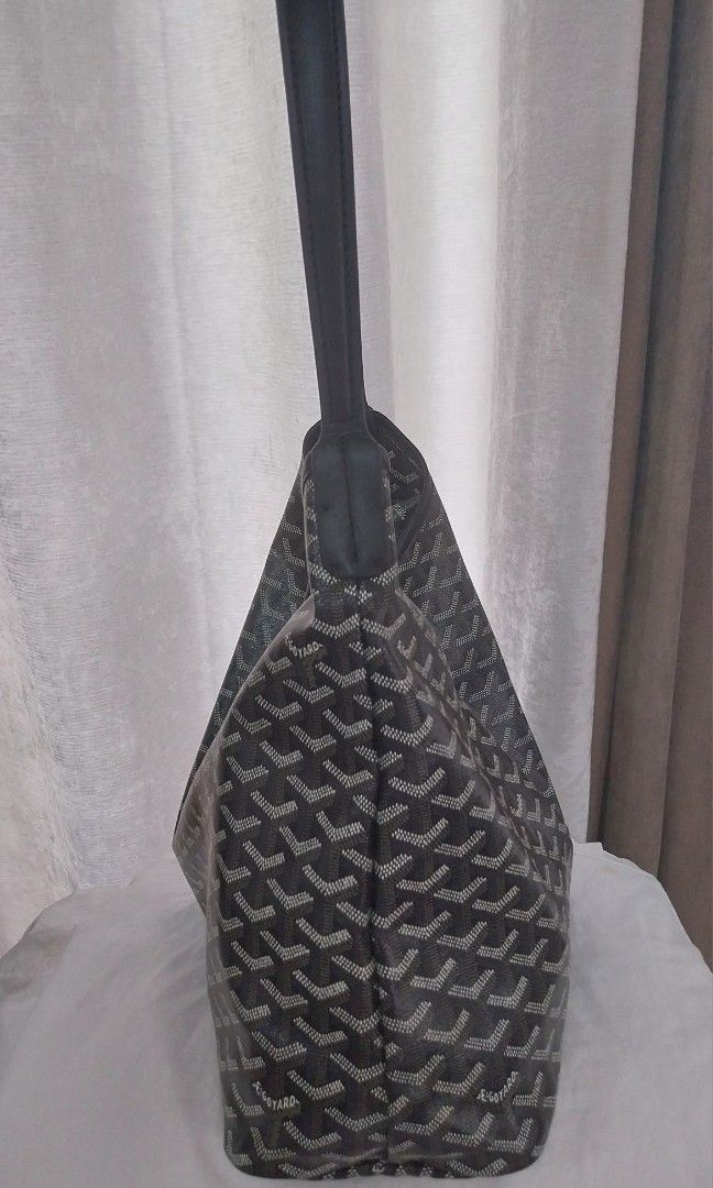 HOBO GOWYARDEE (Category: Shoulder Bags) located in Quezon City. Submitted by jonvee2000 (Listing ID 1383968459, Image 2). Description: preloved no rubs/flaws (very small stain inside) coded measurements: h = 10.5 inches w = 5 inches L = 16 inches.