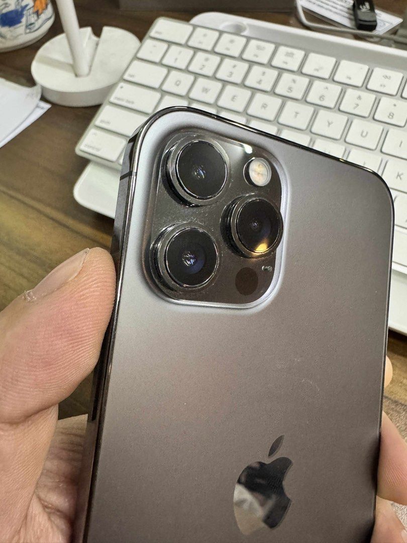 IPHONE 12 PRO MAX 256 GB GRAPHITE (Category: iPhone 12 Series) located in Quezon City. Submitted by kc9876 (Listing ID 1383907615, Image 2). Description: PHP 24,990 FOR SALE MY PERSONAL USED IPHONE 12 PRO MAX 256GB GRAPHITE - SMART LOCKED - 85% BATTERY HEALTH (ORIGINAL) - VERY MINIMAL SCRATCH - NO ISSUES KAHIT ISA | UNLI CHECK TO SAWA MEET UP ONLY NEAR MARCOS HIGHWAY NO BUY AND SELL! PAYMENT HARAPAN PA SURE..