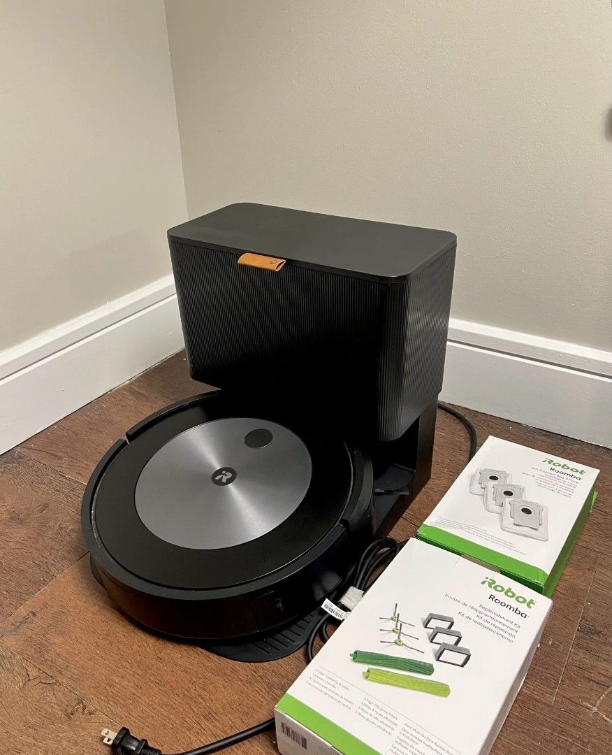 由 kawaii2008. (刊登 ID 1383887979，圖片 1) 提交，位於 新北市 (New Taipei) 的 美國iRobot Roomba Combo j7+ 掃拖+避障+自動集塵掃拖機器人 2024/12官方購入 保固中 (類別：清潔工具)，說明：🌹蝦 皮：https://lurl.cc/bwSjkg 🌹價格：$3300 🌹介紹：美國iRobot Roomba Combo j7+ 掃拖+避障+自動集塵掃拖機器人 2024/12官方購入 保固中 🌹運費：購物滿500元🚚免運。