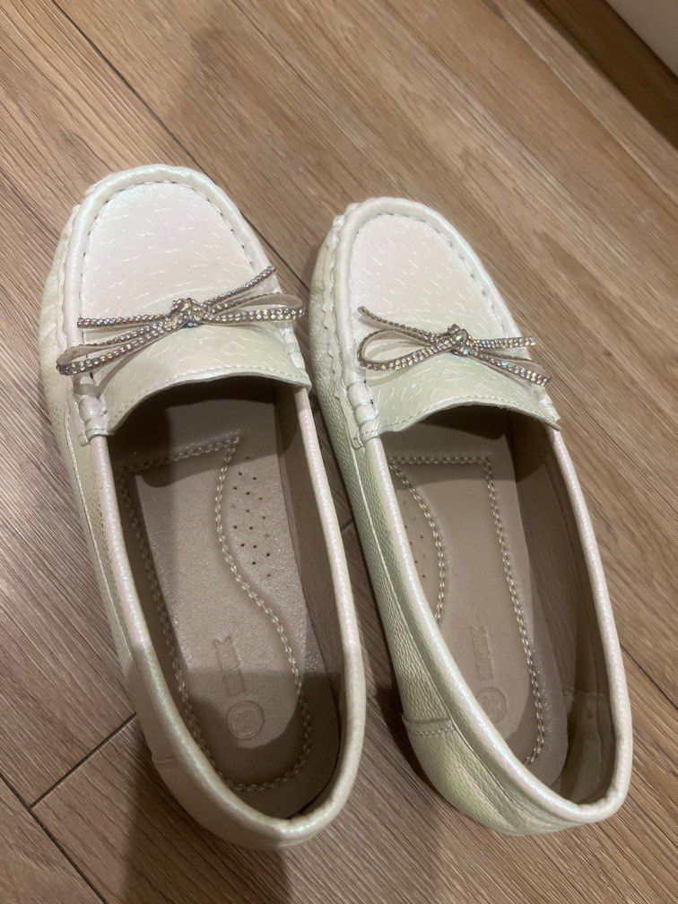 Kid Shoes (Category: Babies & Kids Fashion) located in Petaling Jaya. Submitted by fyqahasni_11 (Listing ID 1384013321, Image 1). Description: Saiz : 32 Color : Pearl White Condition : 9/10 (use once).