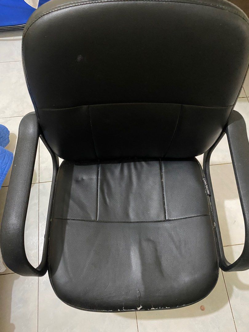 Living Gallery Leather Chair (Category: Chairs) located in Manila. Submitted by eli024 (Listing ID 1383886122, Image 1). Description: 8/10.