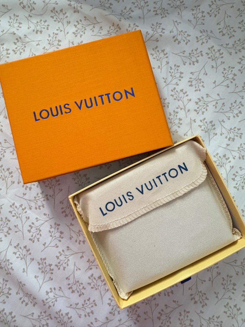 LV Epi Leather Bifold Wallet (Category: Luxury Bags & Wallets) located in Pasig City. Submitted by tinllenaresas (Listing ID 1383956310, Image 2). Description: Gifted to us. Never been used. Meet up or pick-up.