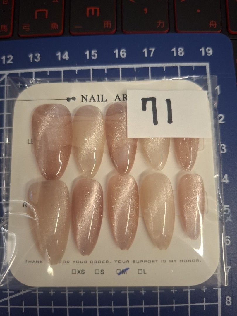 由 a78756522029825 (刊登 ID 1383943669，圖片 2) 提交，位於 台中市 (Taichung) 的 M碼穿戴甲 (類別：美甲、手部保養)，說明：因為要搬家 穿戴甲買太多佔空間所以賣出 每種都只有一副 會送一張果凍膠❣️需要近看歡迎私聊。