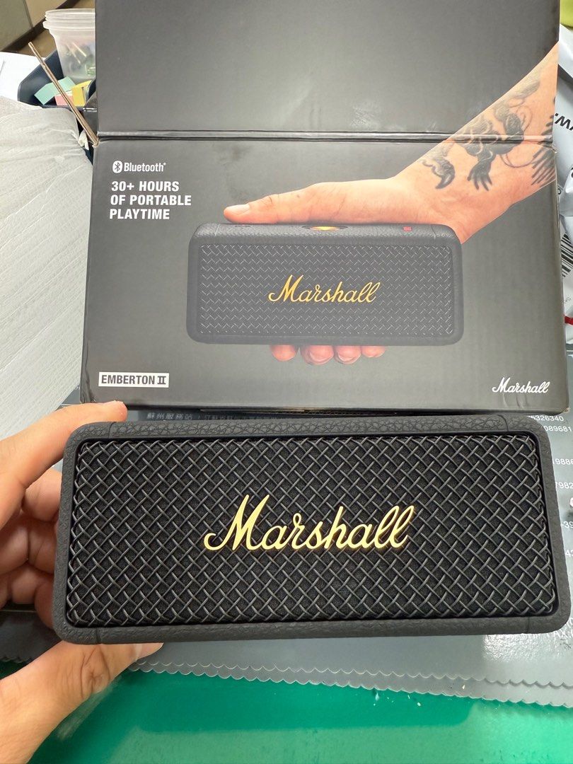 由 dtxrtjwrwt65679 (刊登 ID 1383887544，圖片 1) 提交，位於 高雄市 (Kaohsiung) 的 全新Marshall Emberton II 攜帶式藍牙喇叭（送矽膠保護套 馬歇爾 二代 (類別：可攜式音響設備)，說明：📢【出售】Marshall Emberton II 攜帶式藍牙喇叭｜全新｜經典黑🎸 🎧 商品名稱：Marshall Emberton II 藍牙喇叭 📦 商品狀況：全新 🧳 購買時間：2025年7月（尾牙抽到）（可附發票/保卡） 🔋 電池續航：長達 30 小時以上播放時間 💦 防水等級：IP67（防水防塵，戶外無壓力） 🎵 特色功能： • 經典 Marshall 復古外型，極具質感 • 雙喇叭立體聲，音質厚實有力 • 支援 Stack Mode，可與其他 Emberton II 串聯播放 • Type-C 充電，快速方便 因拿起來有點重故售出，買就送之前先購入的保護套（矽膠材質）。