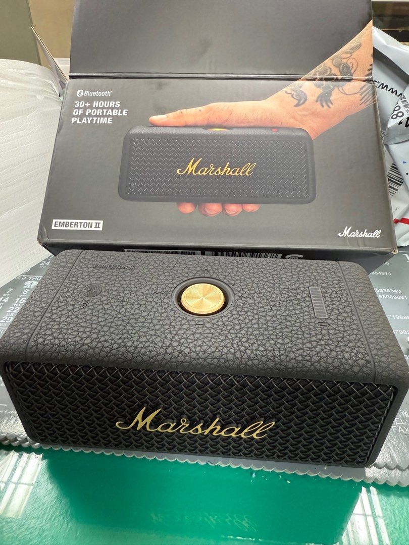 由 dtxrtjwrwt65679 (刊登 ID 1383887544，圖片 2) 提交，位於 高雄市 (Kaohsiung) 的 全新Marshall Emberton II 攜帶式藍牙喇叭（送矽膠保護套 馬歇爾 二代 (類別：可攜式音響設備)，說明：📢【出售】Marshall Emberton II 攜帶式藍牙喇叭｜全新｜經典黑🎸 🎧 商品名稱：Marshall Emberton II 藍牙喇叭 📦 商品狀況：全新 🧳 購買時間：2025年7月（尾牙抽到）（可附發票/保卡） 🔋 電池續航：長達 30 小時以上播放時間 💦 防水等級：IP67（防水防塵，戶外無壓力） 🎵 特色功能： • 經典 Marshall 復古外型，極具質感 • 雙喇叭立體聲，音質厚實有力 • 支援 Stack Mode，可與其他 Emberton II 串聯播放 • Type-C 充電，快速方便 因拿起來有點重故售出，買就送之前先購入的保護套（矽膠材質）。