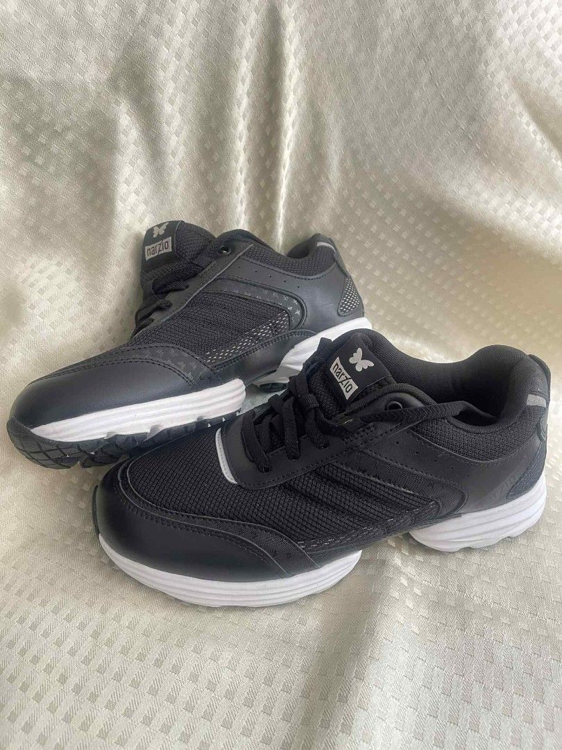 Narzio Olleh new run black (Category: Sneakers) located in Dasmarinas. Submitted by melaina (Listing ID 1383946435, Image 1). Description: From balik bayan box Never been used Makinis at mabango pa amoy bago Size 7.5 Original price 8,900 php Selling at 2,499 Well known shoe brand in US Rfs: di kasya sa akin size 9 kc ako.