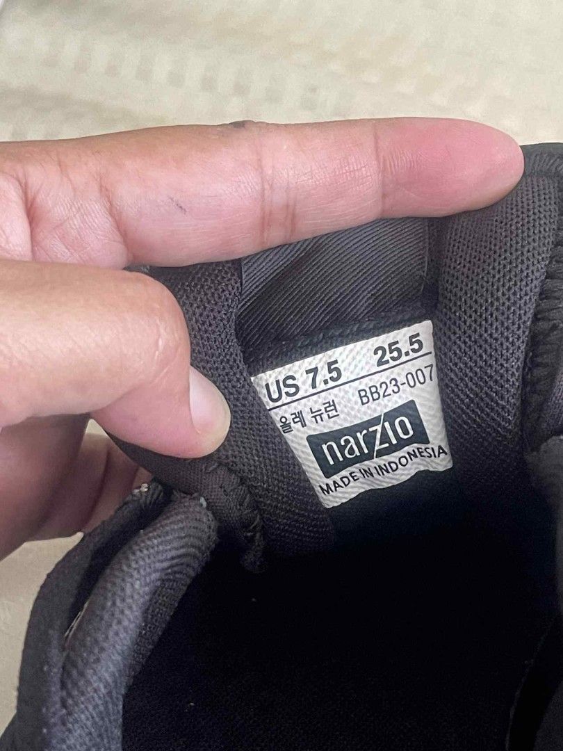 Narzio Olleh new run black (Category: Sneakers) located in Dasmarinas. Submitted by melaina (Listing ID 1383946435, Image 2). Description: From balik bayan box Never been used Makinis at mabango pa amoy bago Size 7.5 Original price 8,900 php Selling at 2,499 Well known shoe brand in US Rfs: di kasya sa akin size 9 kc ako.
