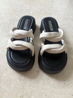 ☆関税込☆Rockfish Weatherwear★TWO STRAP LEATHER SLIPPERS★ Rockfish Weatherwear Leather Two Band Slippers in Taupe