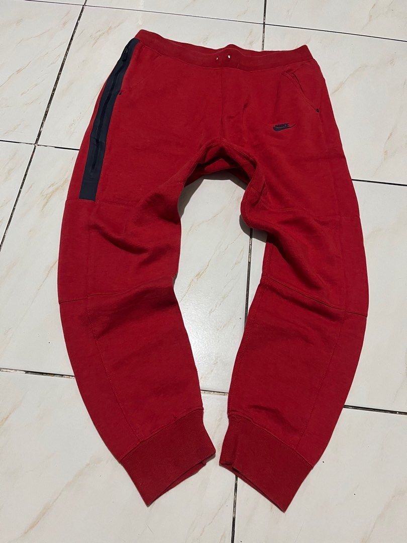 Nike techfleece (Category: Joggers) located in Manila. Submitted by kenjordan541489 (Listing ID 1383903160, Image 1). Description: W 28-33 L 37 Issue: no lace, ung s part ng bulsa parang my extension Overall excellent Loc: road 20 proj.8.