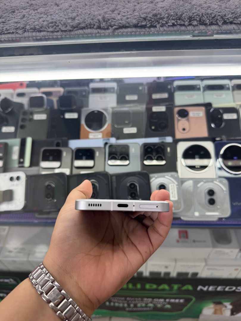 Nothing Phone 2 256gb FU Global (Category: Android Others) located in San Juan City. Submitted by keannagadgetph (Listing ID 1383902335, Image 3). Description: Available Units for today's POST Nothing Phone 2 / 256gb / FU / Global / Charger - any colors available - good condition - 95% Makinis - good battery - No issue / No Repair - Any colors available ~ Accepting SWAP / TRADE IN / INSTALLMENT / BINTA UNIT ~ CASH ON DELIVERY METRO MANILA / LBC P