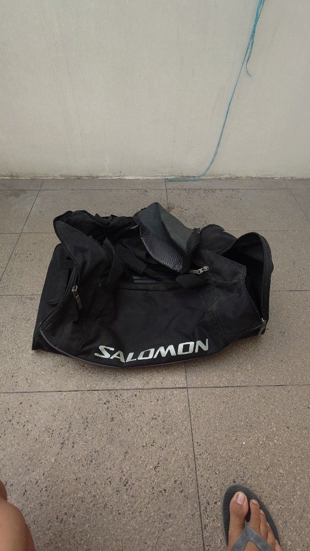 ORIGINAL SALOMON DUFFLE BAG XL (Category: Backpacks) located in Makati City. Submitted by mattdecierdo (Listing ID 1383951829, Image 1). Description: ORIGINAL SALOMON DUFFLE BAG SIZE: XL WITH INNER PAD ISSUE: LABHAN NA LANG.