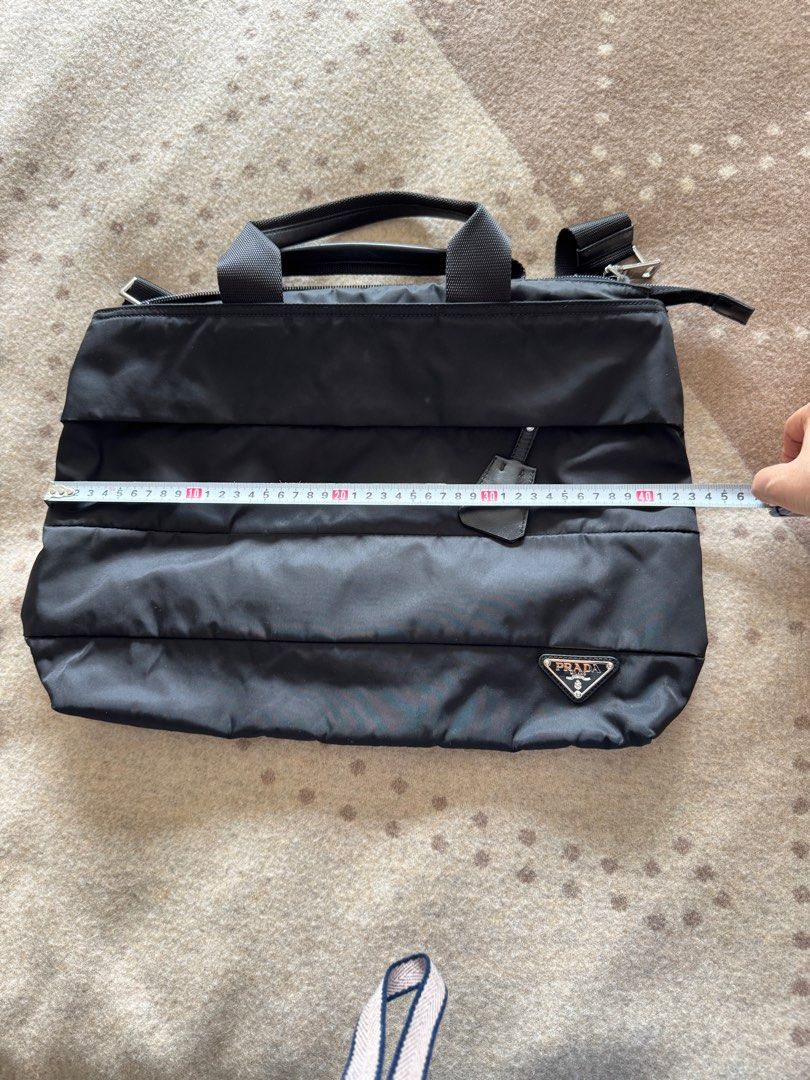 Prada Messenger bag （分類：手袋及銀包）位於 Hong Kong。 由 joyfultaitai 提交（商品編號 1383897920，圖片 1）。簡介： 購於香港專門店 新舊如圖 可以放A4 長帶可拆 底部 ： 37*8cm 高 ： 30cm 最闊 ： 44cm 開口。： 37cm 帶長連扣約135cm. 可調短 。