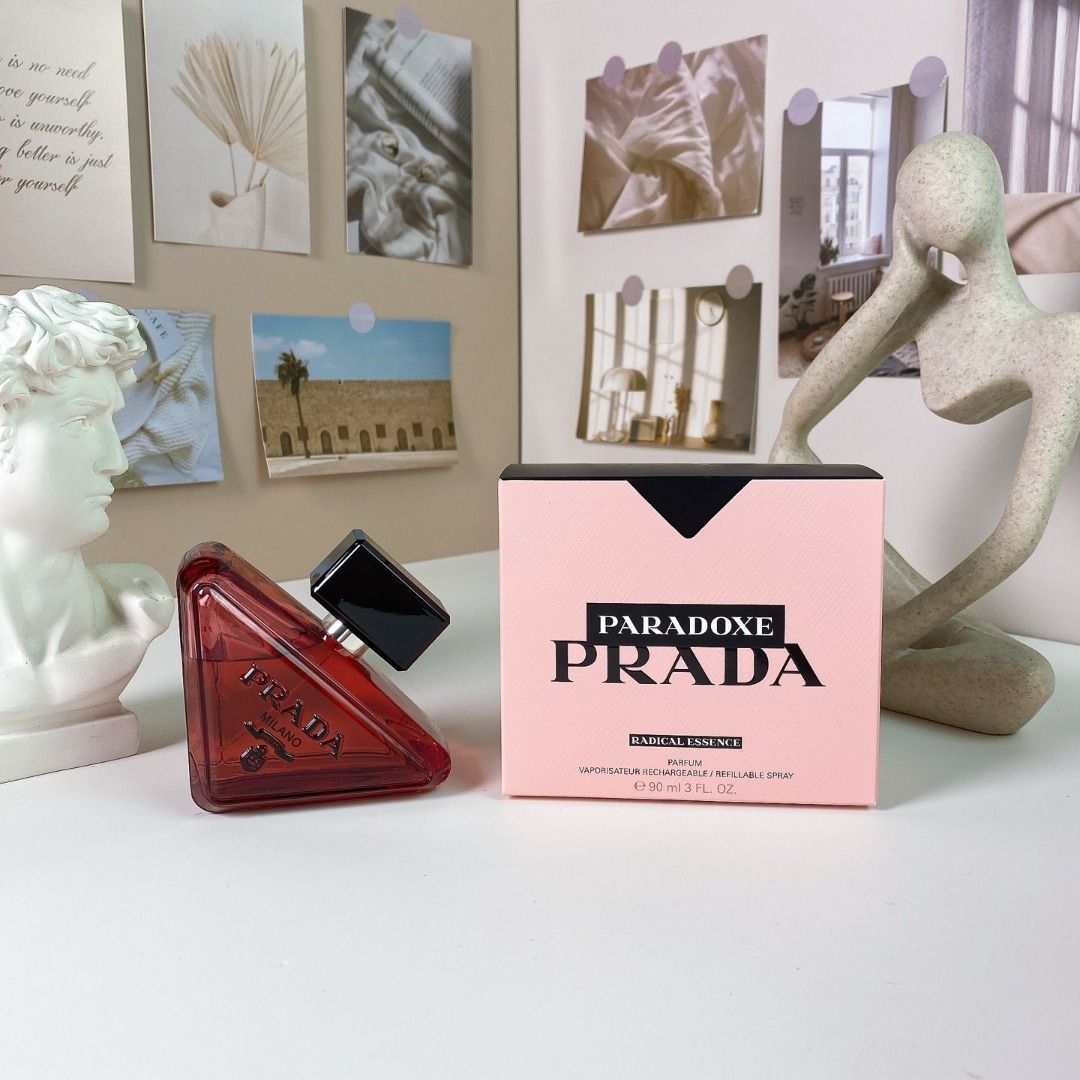 由 fragrance-choices (刊登 ID 1383937954，圖片 1) 提交，位於 台北市 (Taipei) 的 🚀【Prada 普拉達】Paradoxe Radical Essence 濃香精 90 ml（2025 年發售） (類別：香水、體香劑)，說明：【Prada 普拉達】Paradoxe Radical Essence 濃香精 90 ml 💥 前調：橙花油＋鹹烘開心果；中段轉為乾爽奶油木調；尾韻為濃郁檀香木。 🌿 奢甜木質×非典型甘香，創造強烈存在感卻不失優雅。 ⏳ 留香 6–8 小時，適合秋冬與特別場合。 ✔️ 正品保證／時尚創新瓶身／限量現貨出清。
