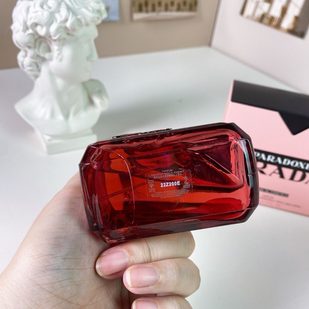 由 fragrance-choices (刊登 ID 1383937954，圖片 3) 提交，位於 台北市 (Taipei) 的 🚀【Prada 普拉達】Paradoxe Radical Essence 濃香精 90 ml（2025 年發售） (類別：香水、體香劑)，說明：【Prada 普拉達】Paradoxe Radical Essence 濃香精 90 ml 💥 前調：橙花油＋鹹烘開心果；中段轉為乾爽奶油木調；尾韻為濃郁檀香木。 🌿 奢甜木質×非典型甘香，創造強烈存在感卻不失優雅。 ⏳ 留香 6–8 小時，適合秋冬與特別場合。 ✔️ 正品保證／時尚創新瓶身／限量現貨出清。