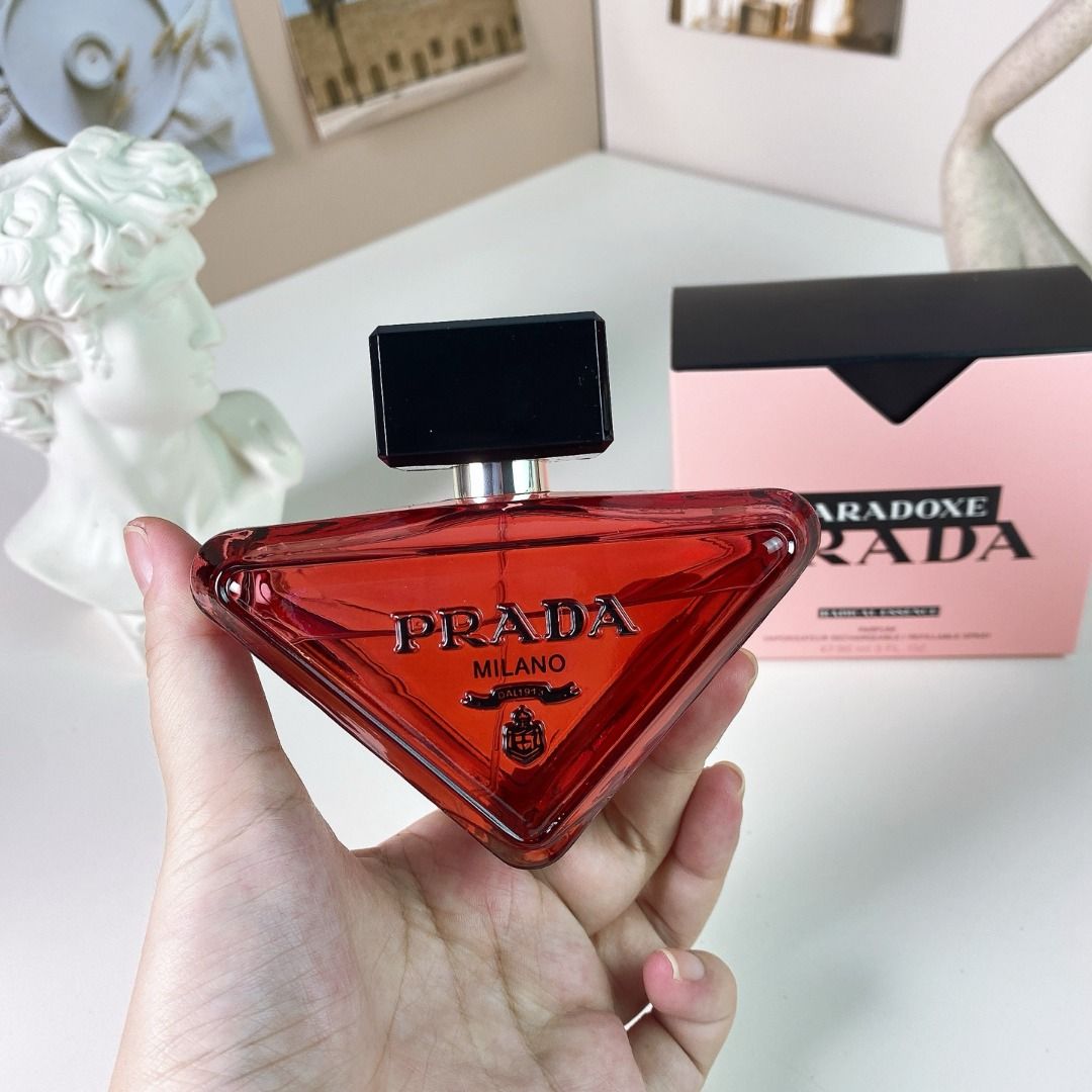 由 fragrance-choices (刊登 ID 1383937954，圖片 2) 提交，位於 台北市 (Taipei) 的 🚀【Prada 普拉達】Paradoxe Radical Essence 濃香精 90 ml（2025 年發售） (類別：香水、體香劑)，說明：【Prada 普拉達】Paradoxe Radical Essence 濃香精 90 ml 💥 前調：橙花油＋鹹烘開心果；中段轉為乾爽奶油木調；尾韻為濃郁檀香木。 🌿 奢甜木質×非典型甘香，創造強烈存在感卻不失優雅。 ⏳ 留香 6–8 小時，適合秋冬與特別場合。 ✔️ 正品保證／時尚創新瓶身／限量現貨出清。