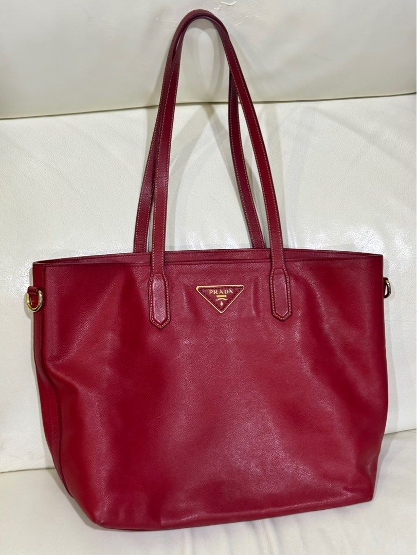 Prada Saffiano Shopping Tote in red (Category: Luxury Bags & Wallets) located in Paranaque City. Submitted by plaidgreen (Listing ID 1383868397, Image 1). Description: .