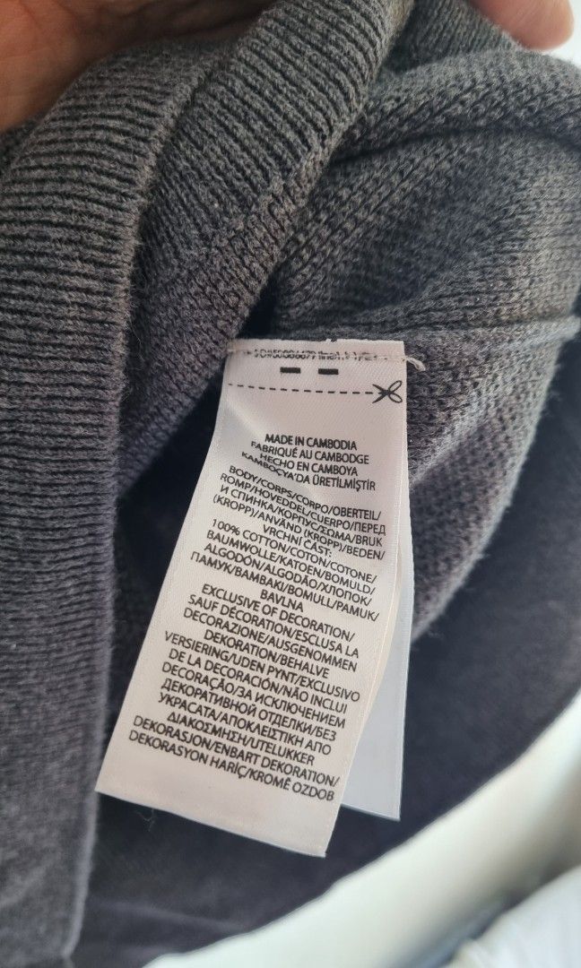 Ralph Lauren Pima Cotton (Category: Coats, Jackets and Outerwear) located in Manila. Submitted by letsriv (Listing ID 1383957605, Image 3). Description: Ralph Lauren Quarterzip Maroon Size L (22x28) Honest issue: unnoticeable small hole P200 Location: Manila.